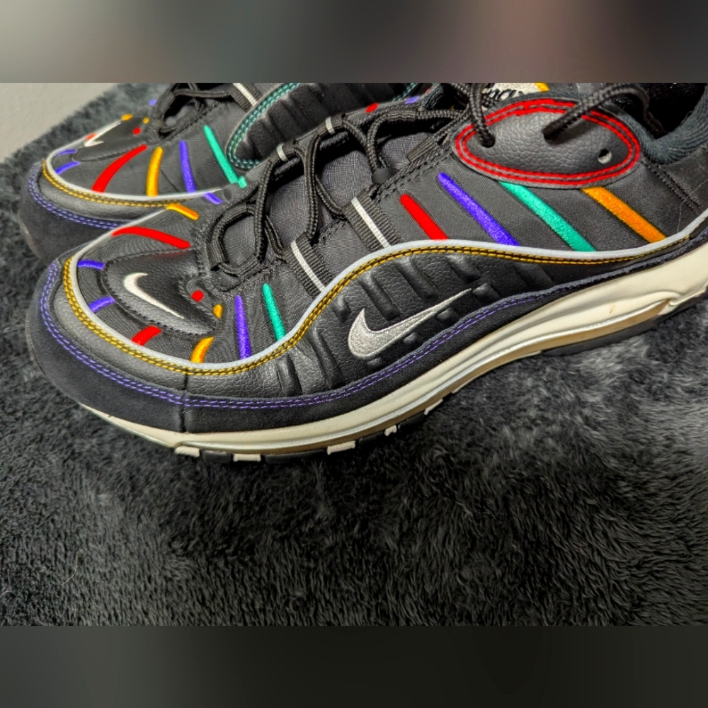 NIKE AIR MAXES size 12... 98